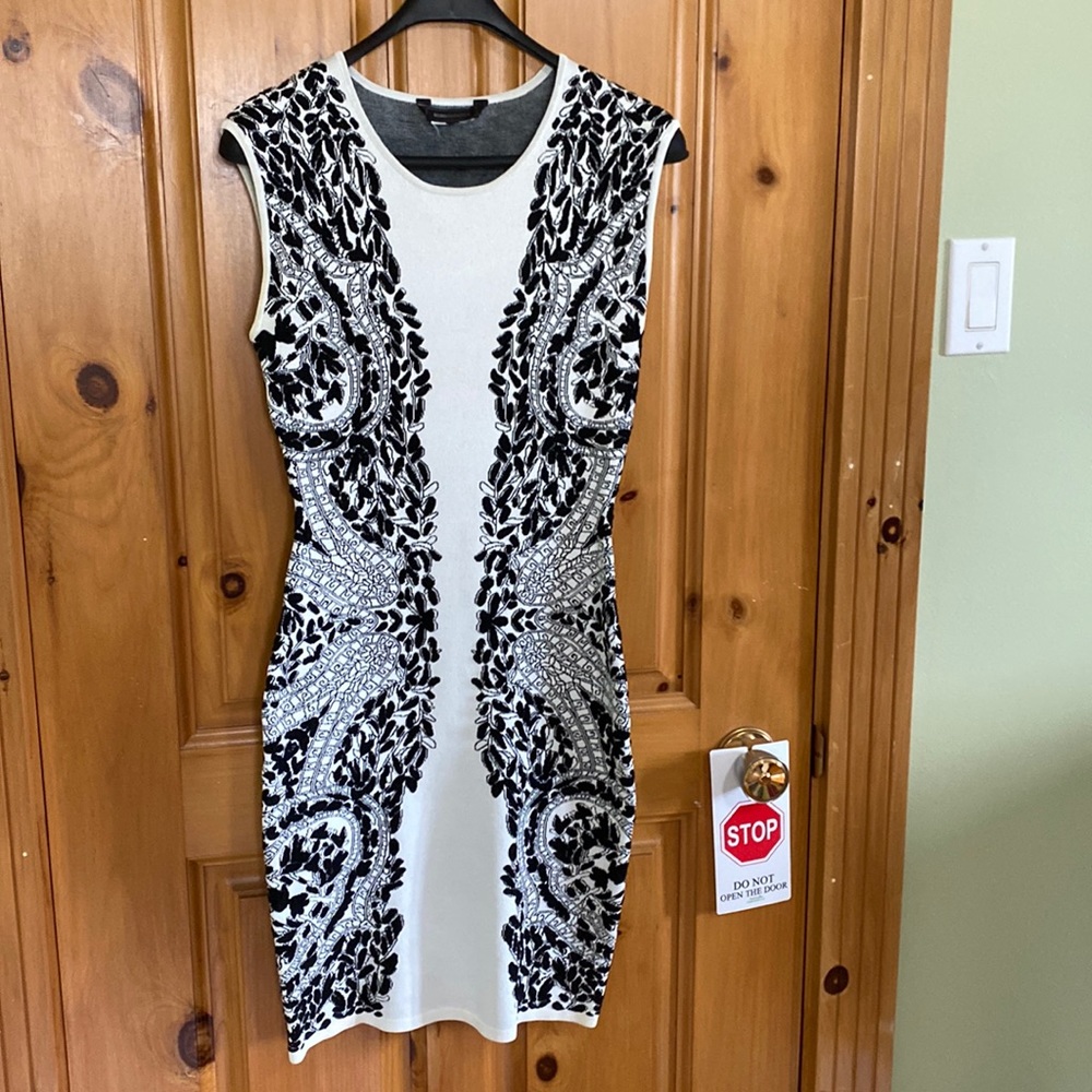 Very flattering dress. Tag is missing worn once no flaws small with stretch. - Picture 2 of 3
